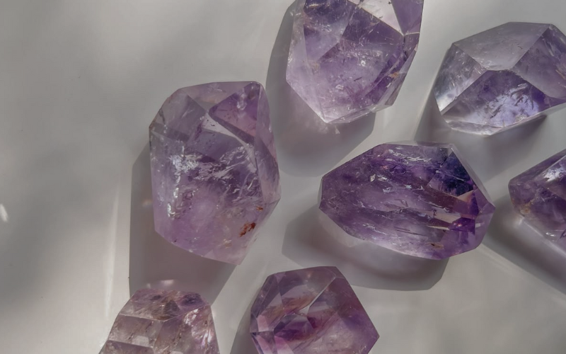 Festive Vibes with Healing Stones: Easy Decor Hacks